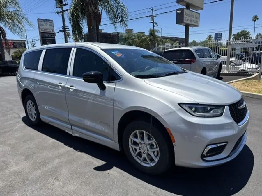 2026 Chrysler Pacifica Select photo 3