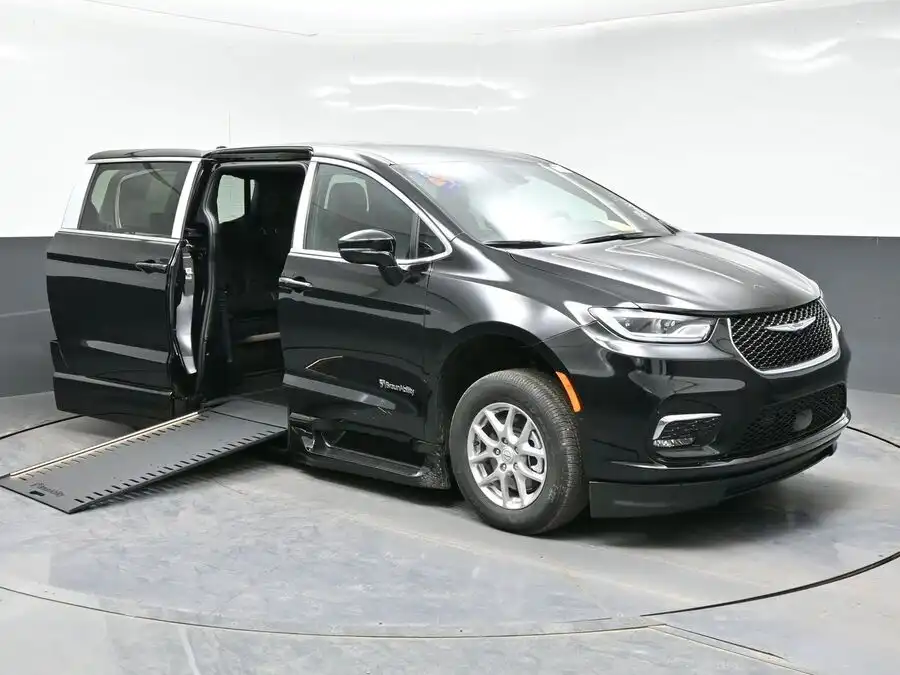 2026 Chrysler Pacifica Select's photo