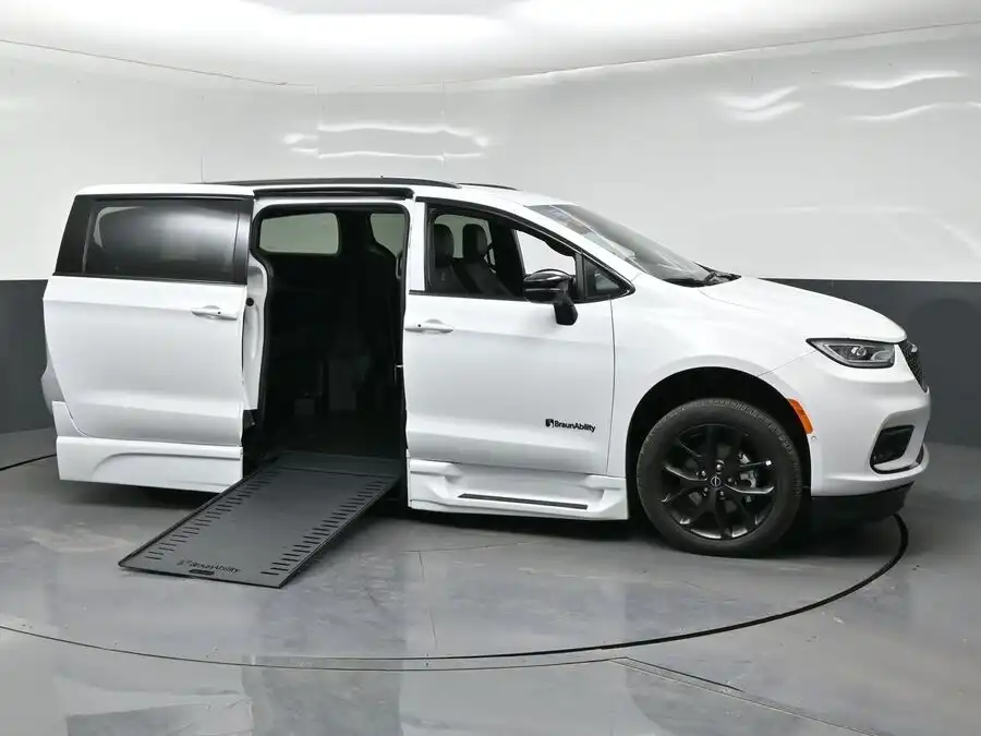 2026 Chrysler Pacifica Select's photo