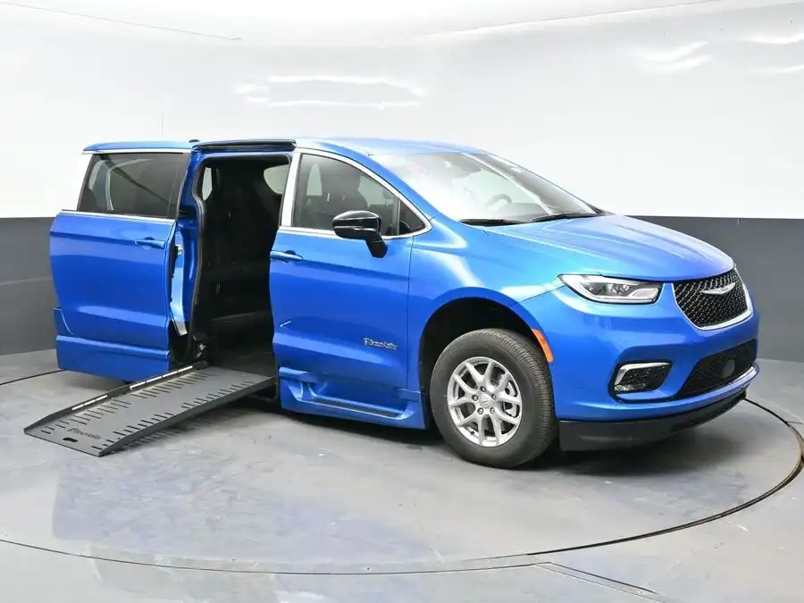 2026 Chrysler Pacifica Select's photo