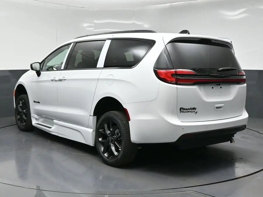 2026 Chrysler Pacifica Select photo 3