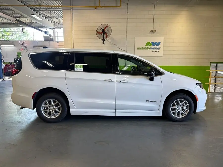 2026 Chrysler Pacifica Select photo 5