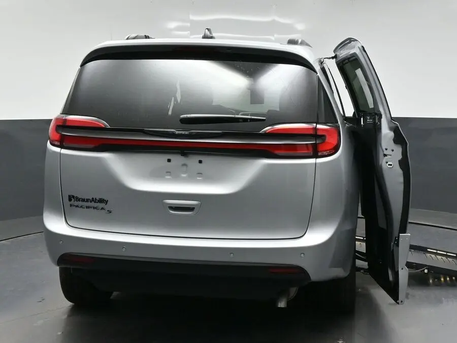 2026 Chrysler Pacifica Select photo 3