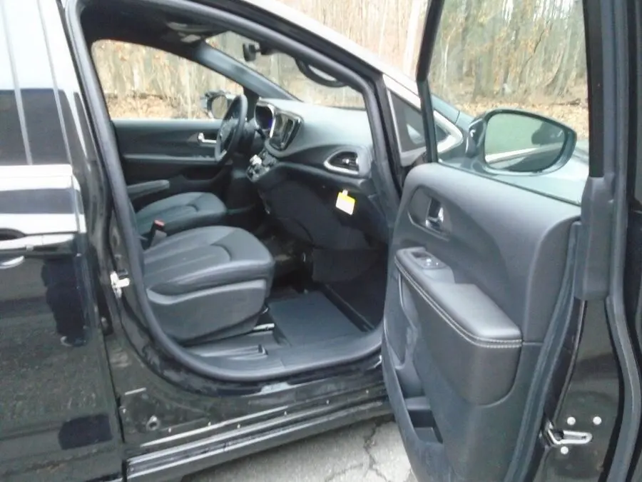 2026 Chrysler Pacifica Select photo 4