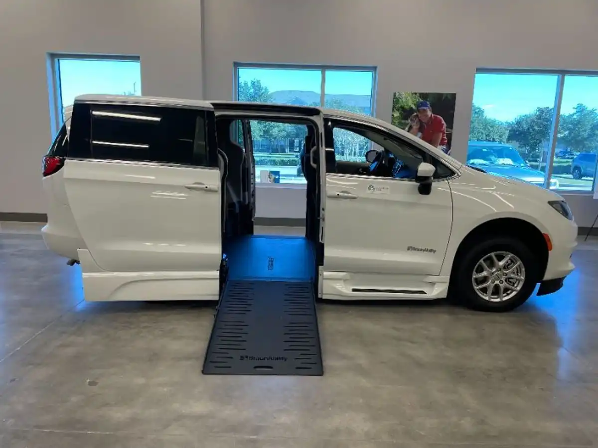 2023 Chrysler Voyager LX's photo
