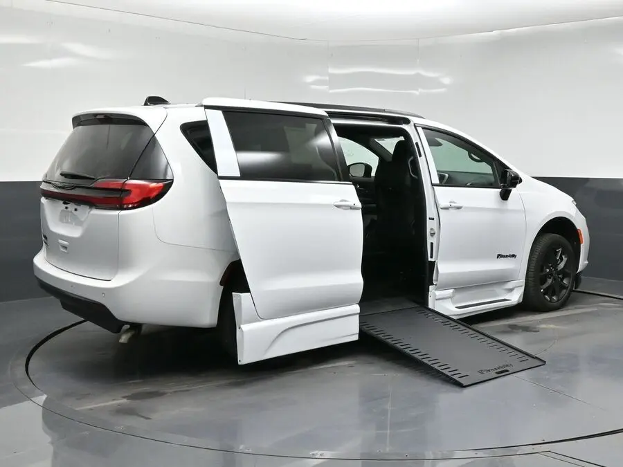 2026 Chrysler Pacifica Select photo 5