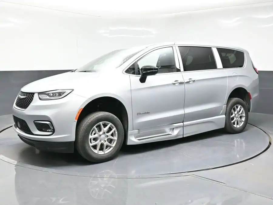 2026 Chrysler Pacifica Select's photo