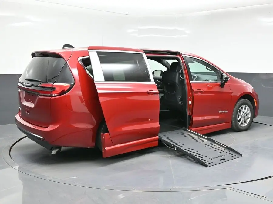 2026 Chrysler Pacifica Select photo 5