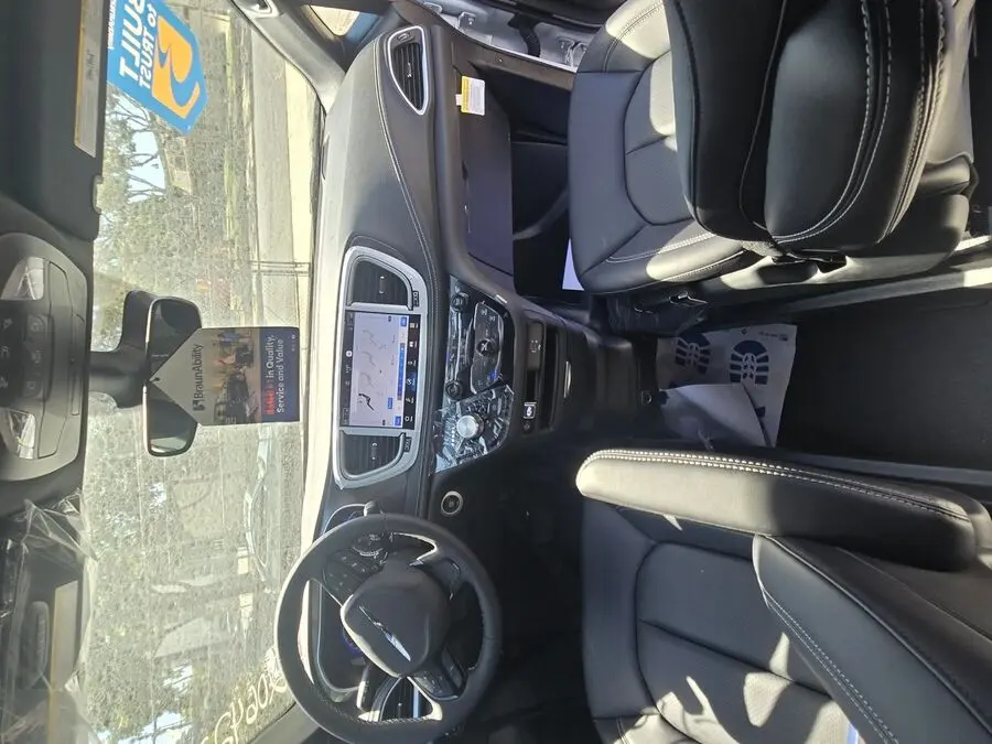 2026 Chrysler Pacifica Select photo 5