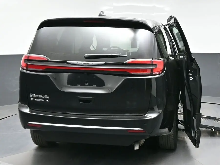 2026 Chrysler Pacifica Select photo 5
