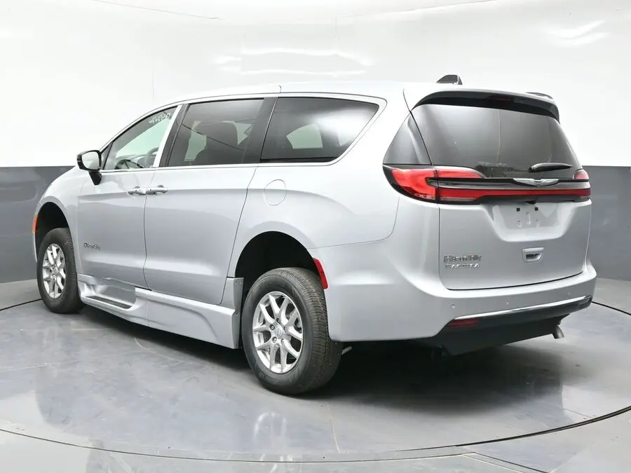 2026 Chrysler Pacifica Select photo 3