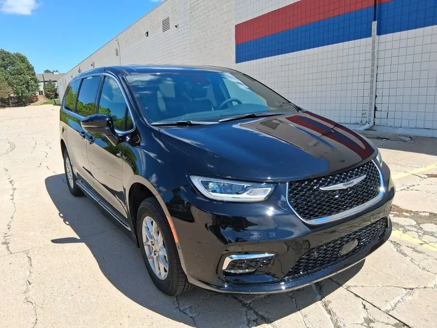 2026 Chrysler Pacifica Select photo 3