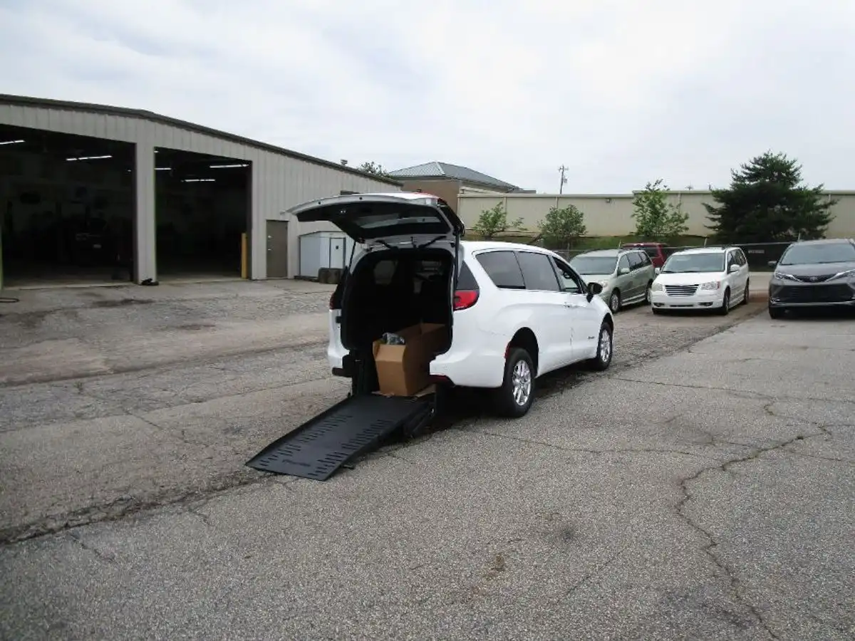 2024 Chrysler Pacifica Touring's photo