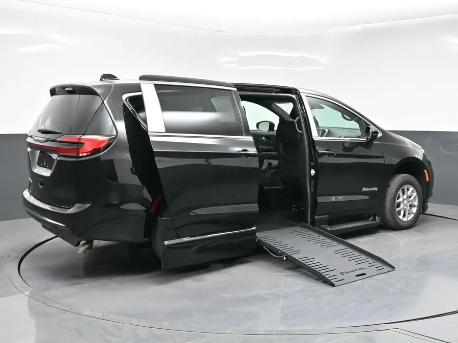 2026 Chrysler Pacifica Select photo 5
