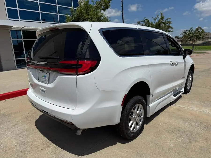 2026 Chrysler Pacifica Select photo 3