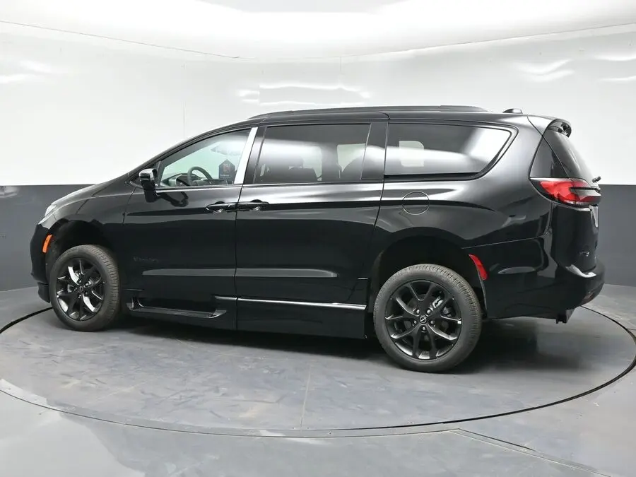 2026 Chrysler Pacifica Select photo 4