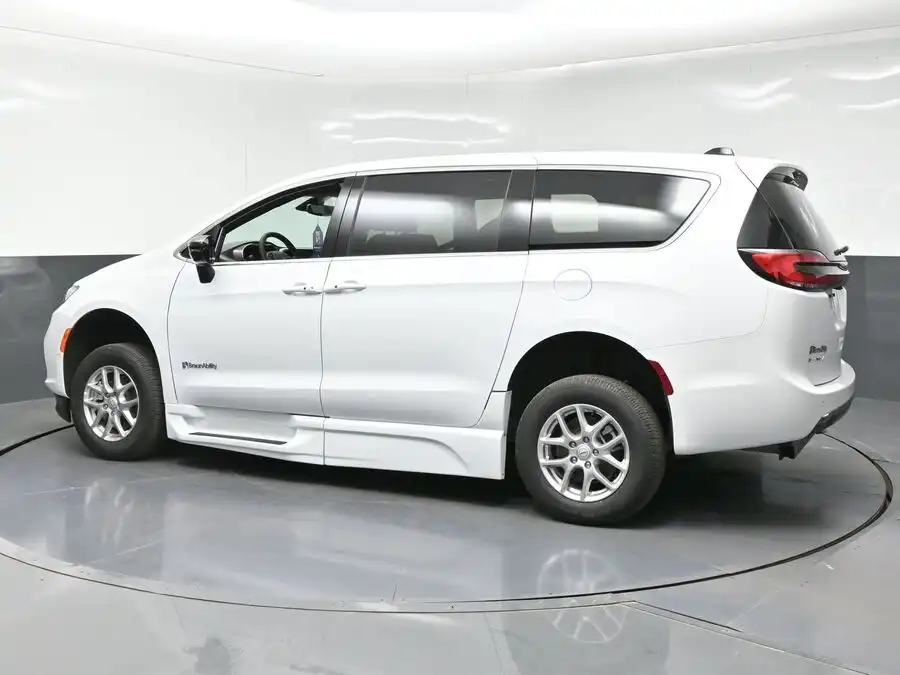 2026 Chrysler Pacifica Select's photo