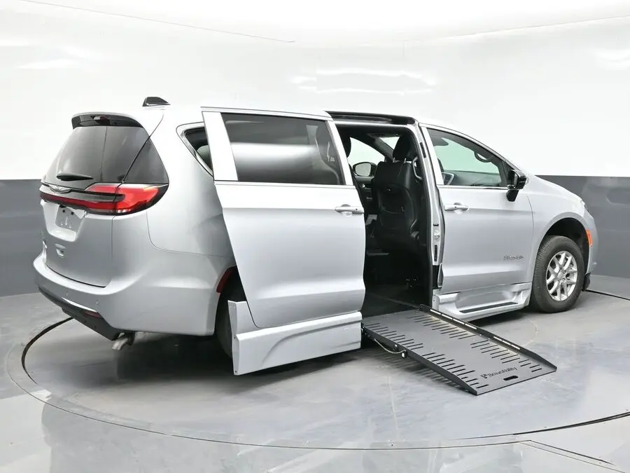 2026 Chrysler Pacifica Select photo 5