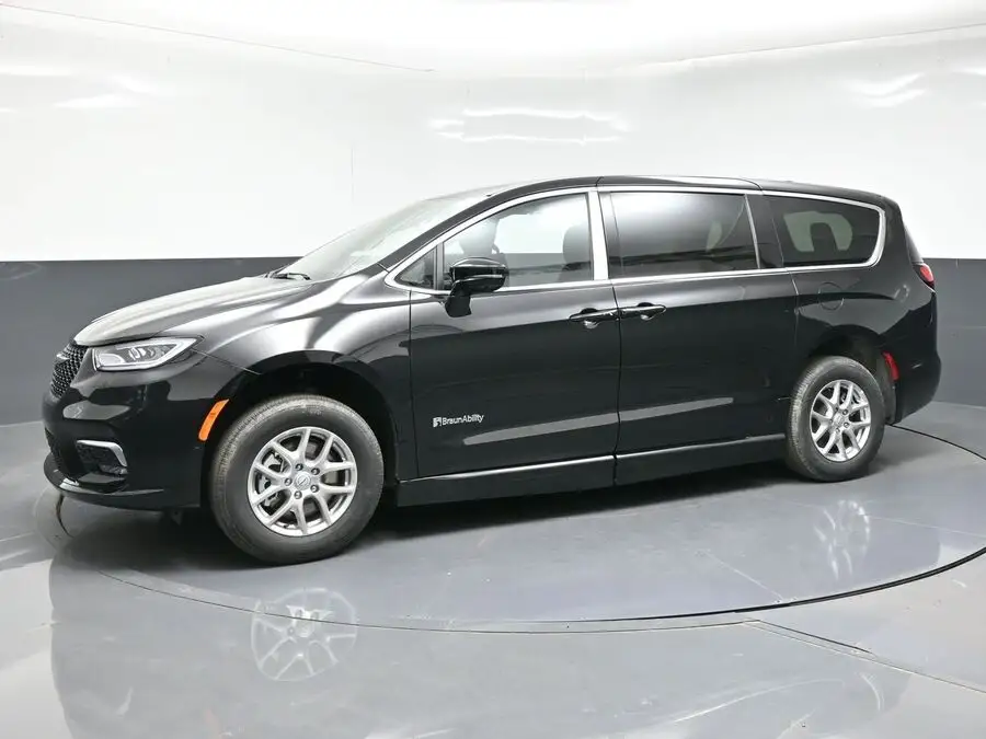 2026 Chrysler Pacifica Select photo 1