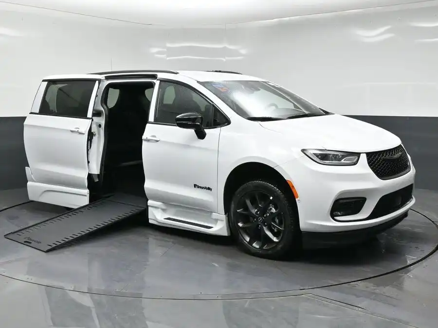 2026 Chrysler Pacifica Select's photo