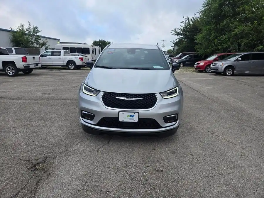 2026 Chrysler Pacifica Select's photo