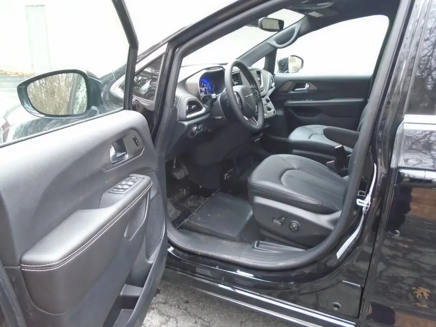 2026 Chrysler Pacifica Select photo 5