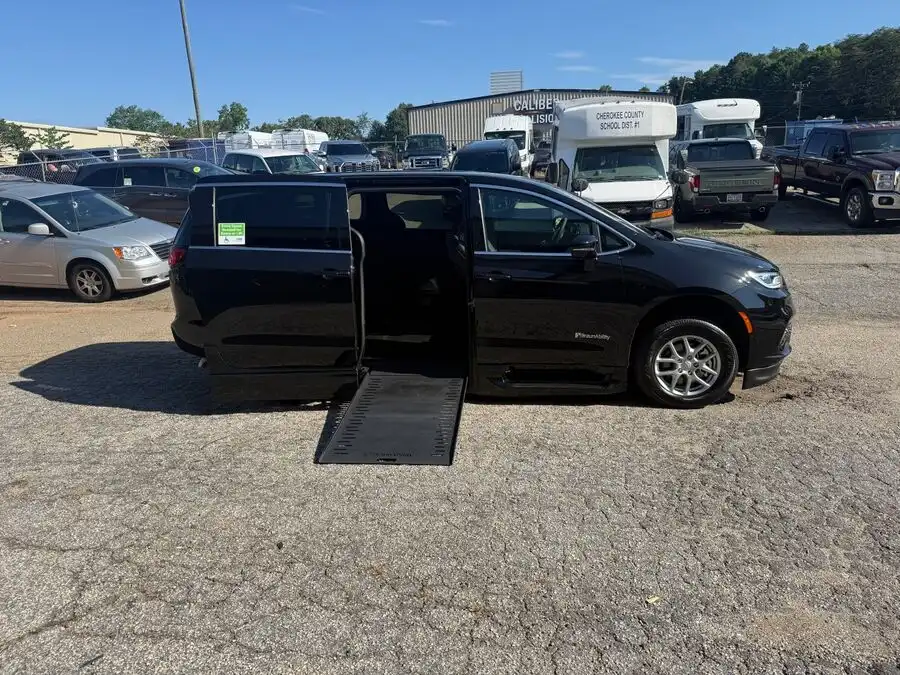 2026 Chrysler Pacifica Select's photo
