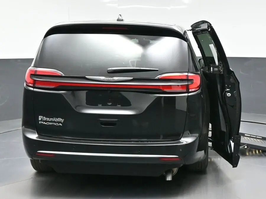 2026 Chrysler Pacifica Select photo 4