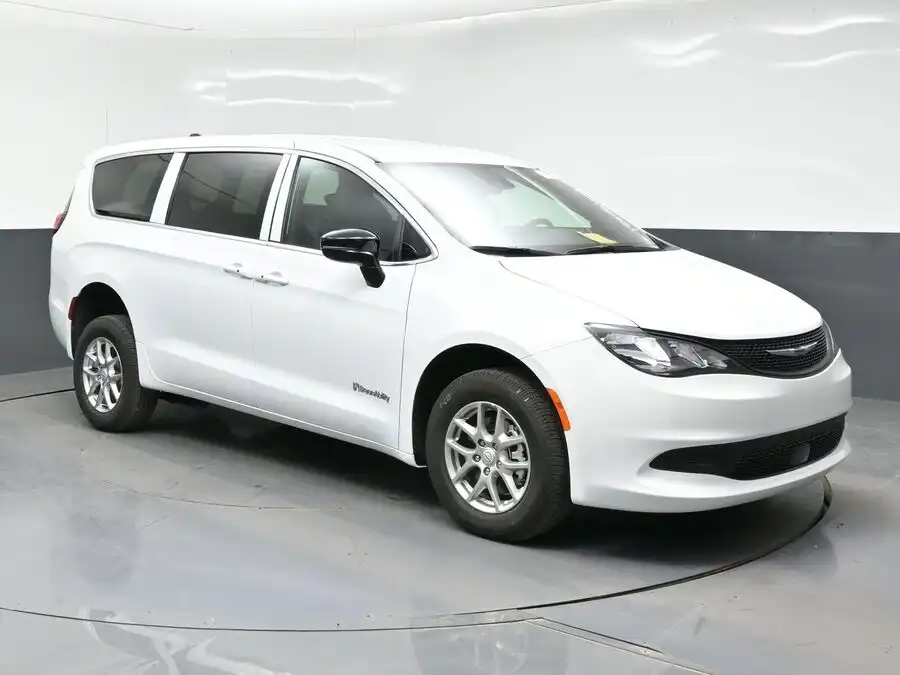 2026 Chrysler Voyager LX's photo