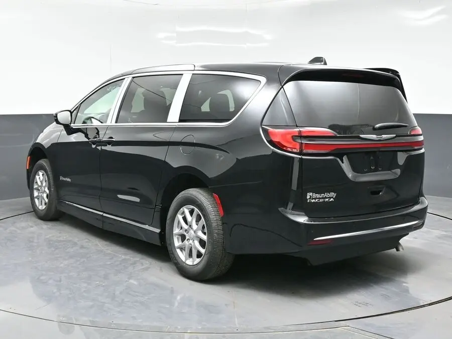 2026 Chrysler Pacifica Select photo 3