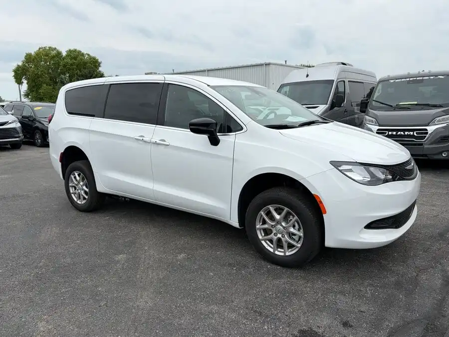 2026 Chrysler Voyager LX's photo