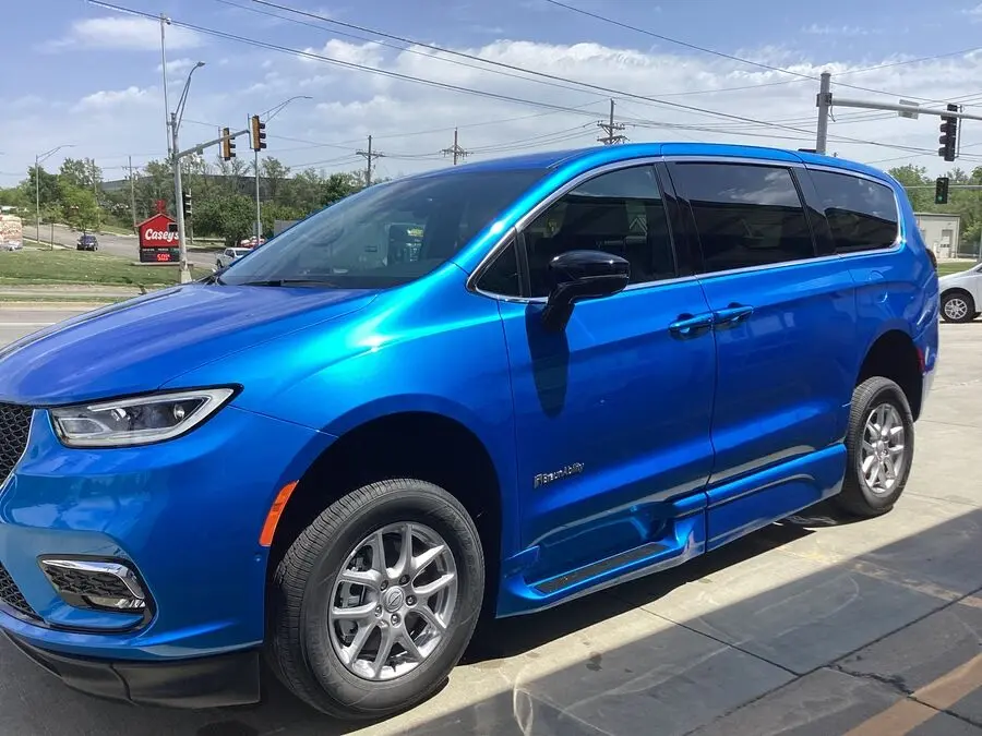 2026 Chrysler Pacifica Select photo 3