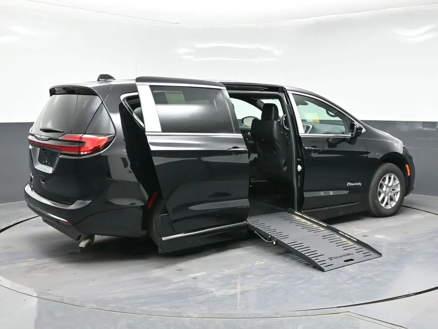 2026 Chrysler Pacifica Select photo 5