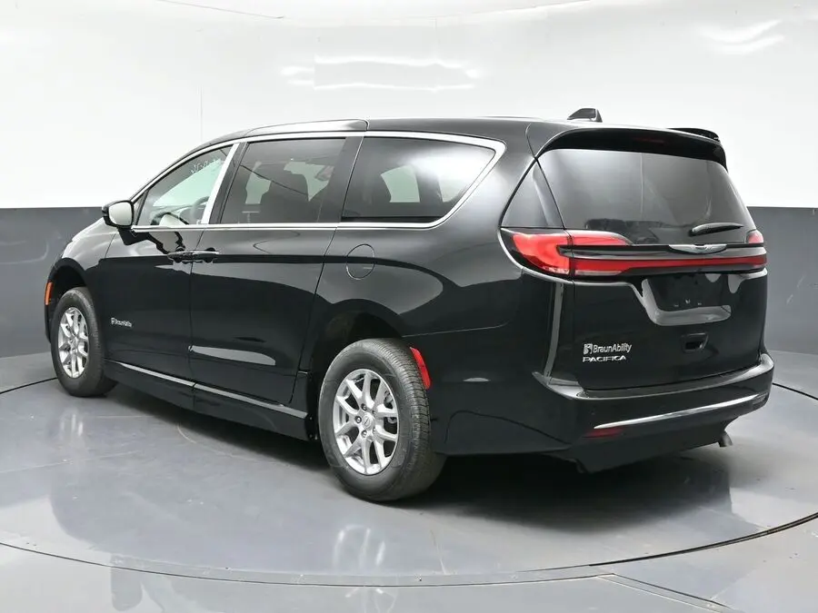 2026 Chrysler Pacifica Select photo 3