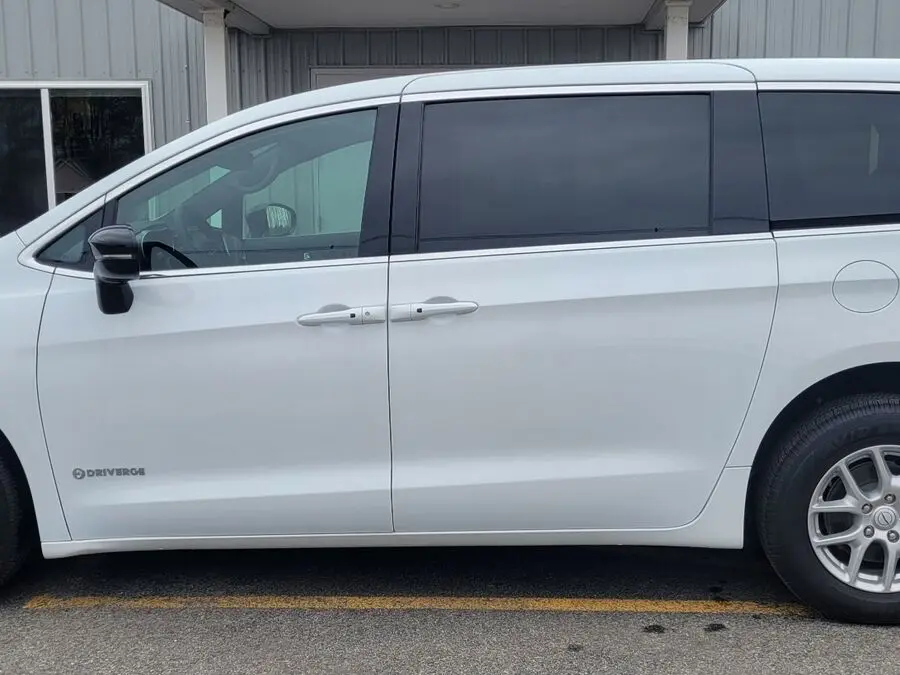 2026 Chrysler Pacifica Select photo 4