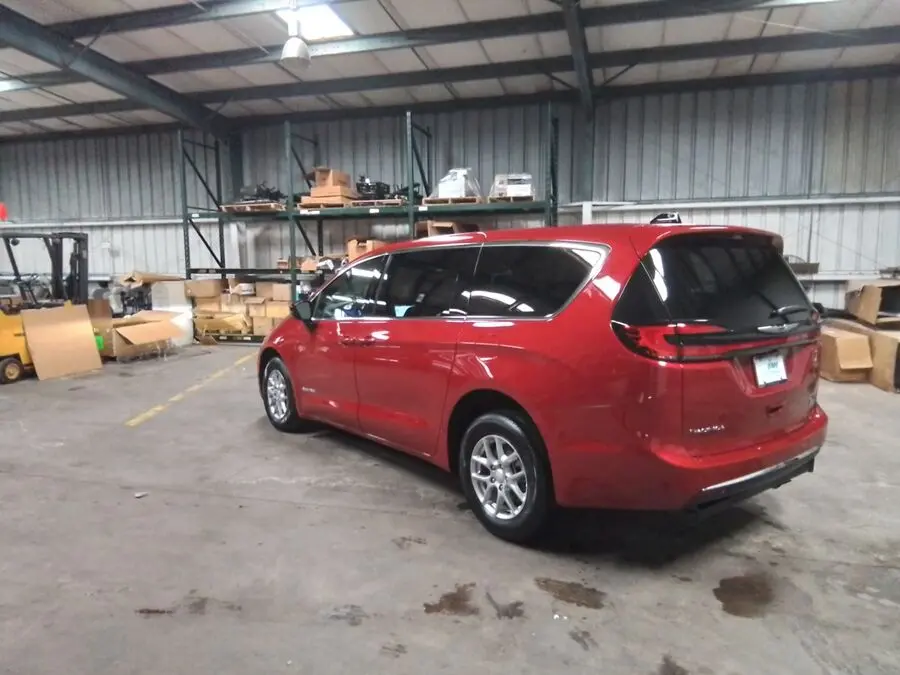 2026 Chrysler Pacifica Select photo 5