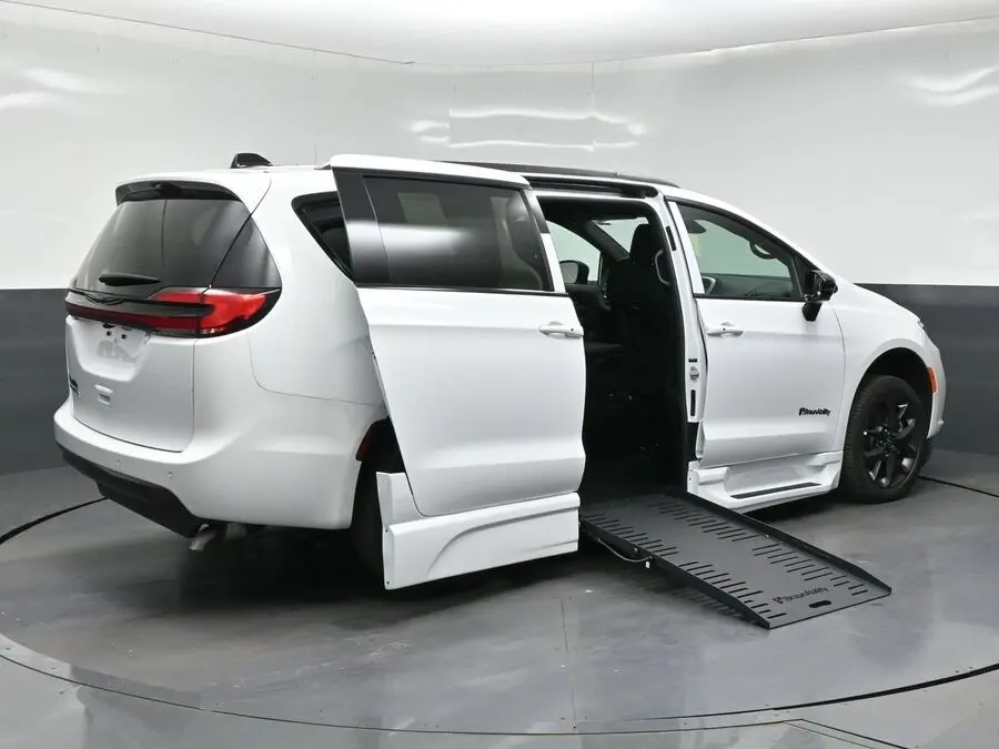 2026 Chrysler Pacifica Select photo 5