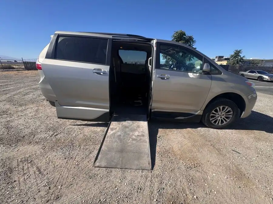2017 Toyota Sienna XLE V6 8-Passenger's photo