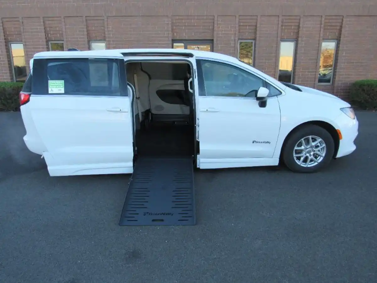 2023 Chrysler Voyager LX's photo