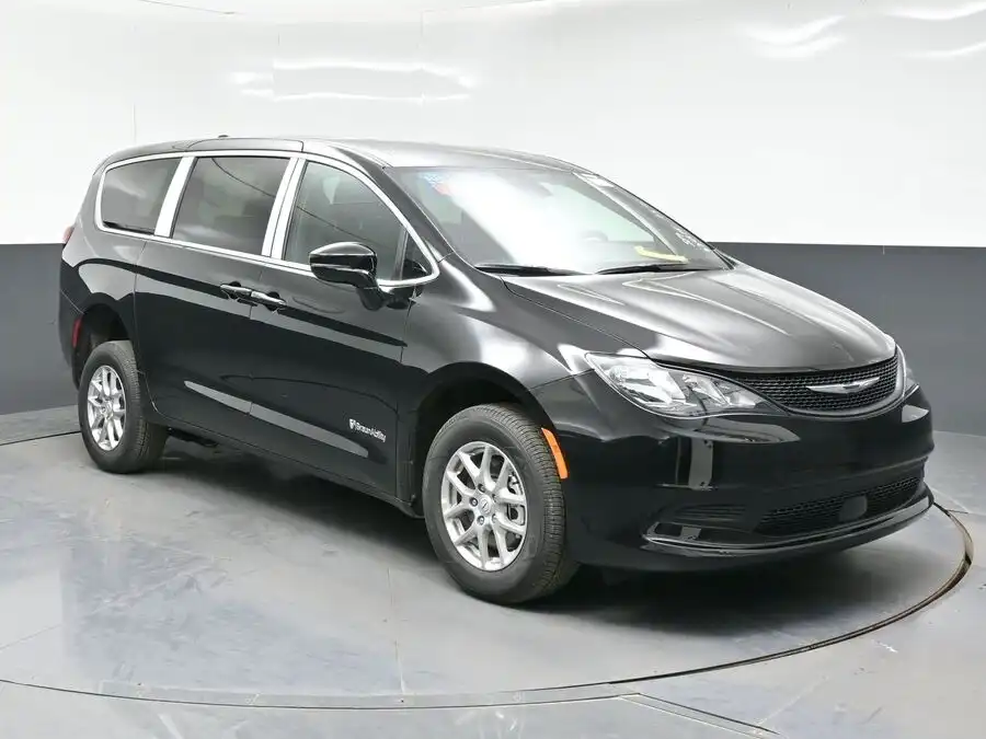 2026 Chrysler Voyager LX's photo
