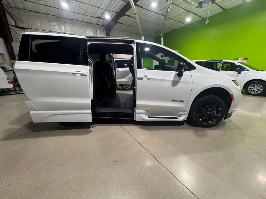 2026 Chrysler Pacifica Select's photo