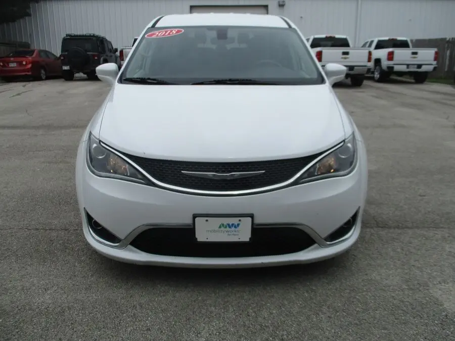 2018 Chrysler Pacifica Touring Plus photo 5