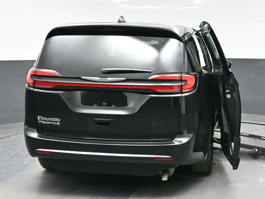 2026 Chrysler Pacifica Select photo 4