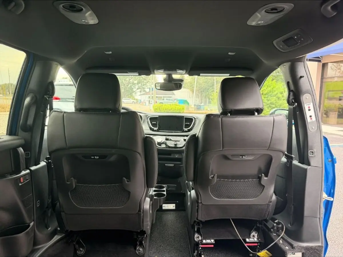 2026 Chrysler Pacifica Select photo 5