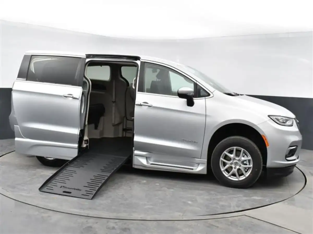 2023 Chrysler Pacifica Touring L's photo