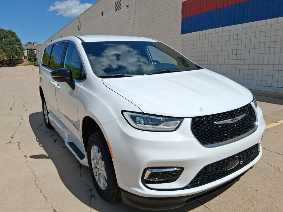 2026 Chrysler Pacifica Select photo 3