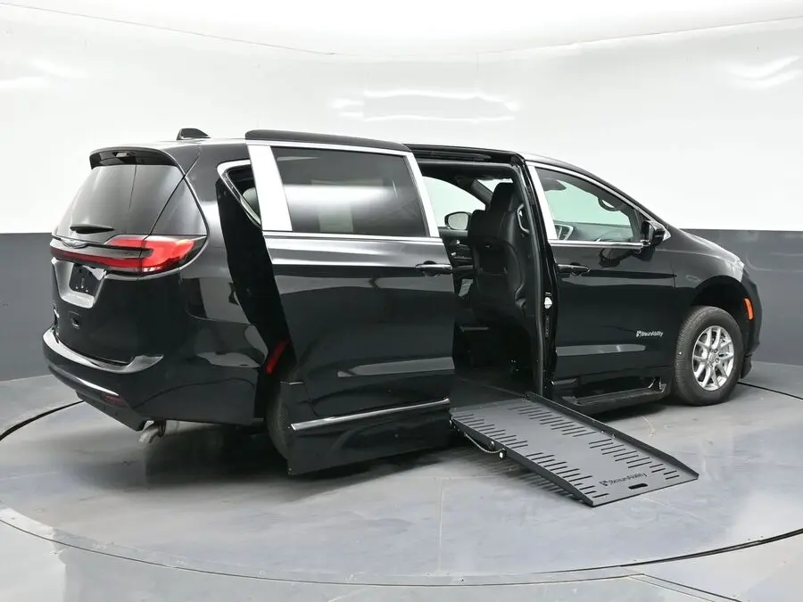 2026 Chrysler Pacifica Select photo 4