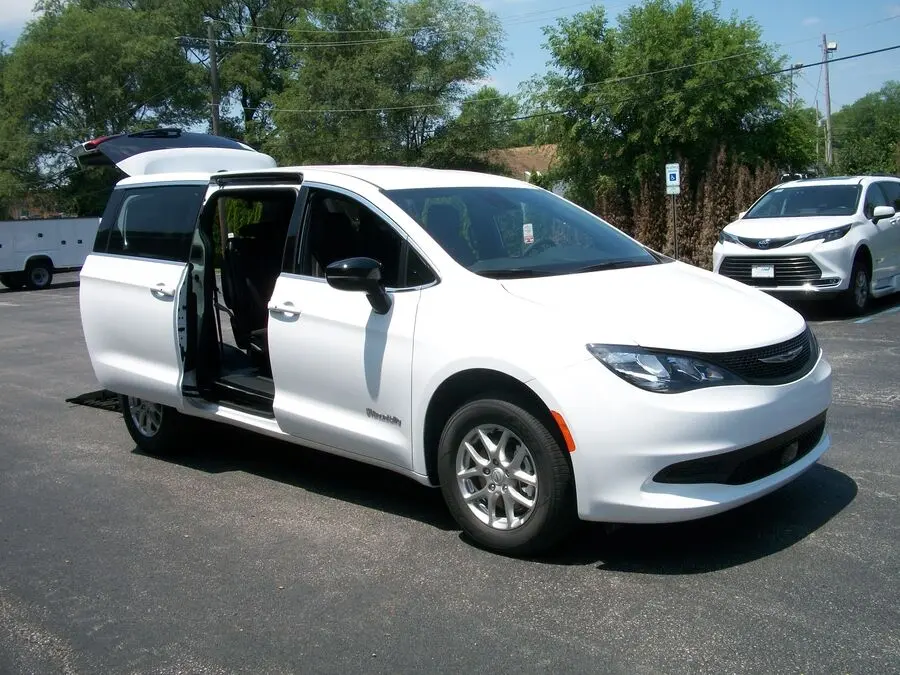 2026 Chrysler Voyager LX photo 5