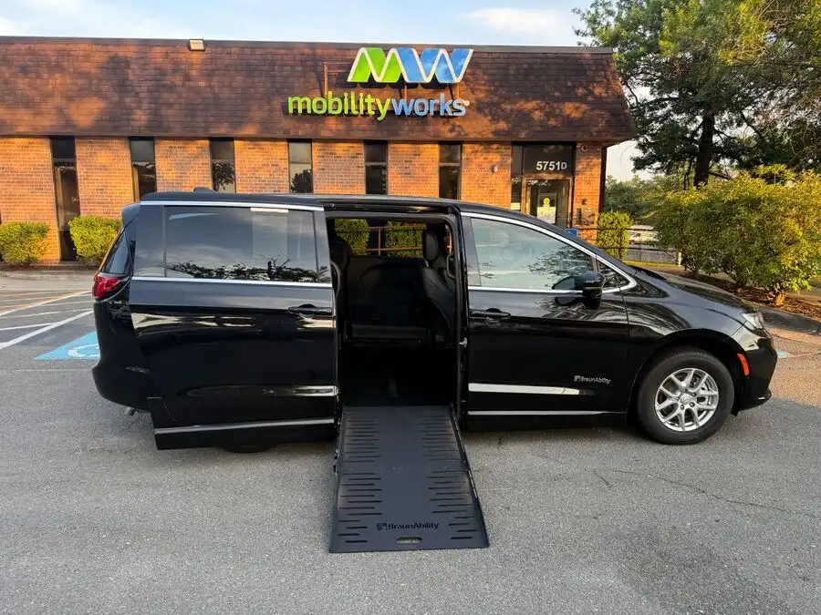 2026 Chrysler Pacifica Select's photo