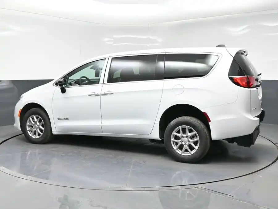 2026 Chrysler Voyager LX's photo